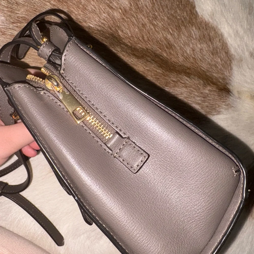 Marc Jacobs Elegant Taupe Handbag - Picture 7 of 9